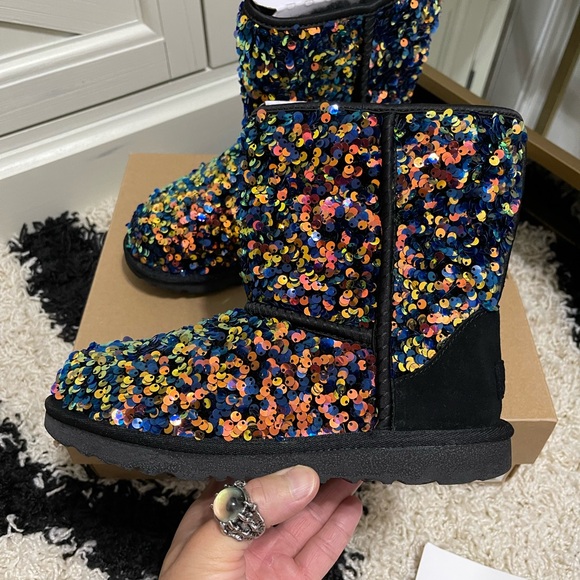NIB Women’s Size 6 (Euro Size 36) UGG Classic Mini Sequin In Medallion Blue - Picture 6 of 15